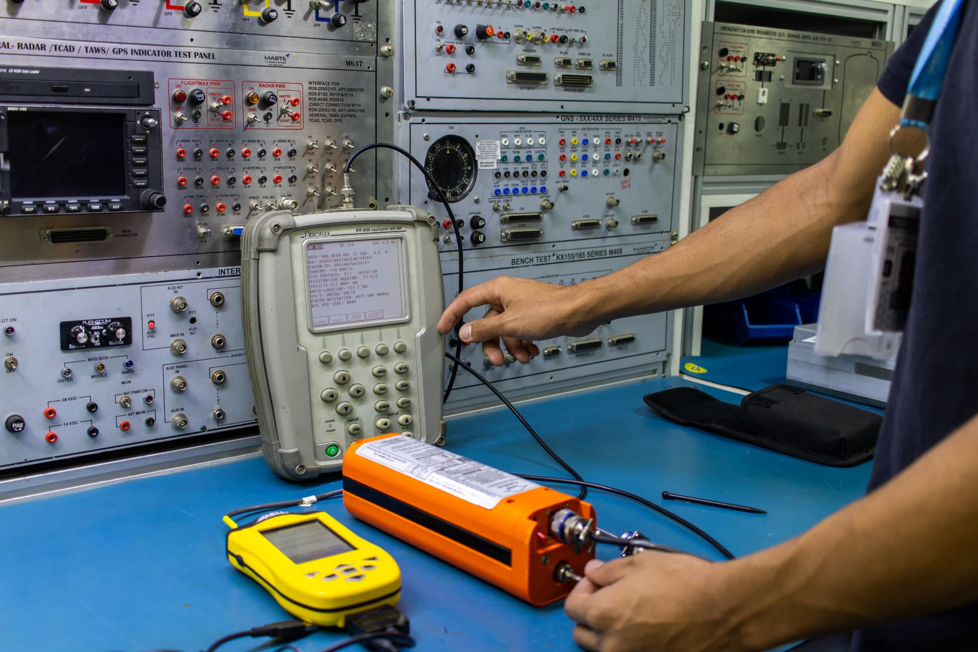 Leitura de sinal e código do ELT no equipamento de teste